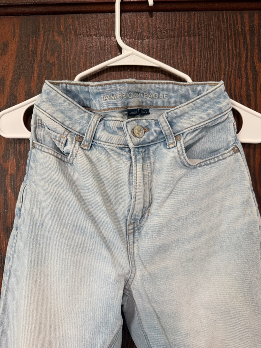 American Eagle light blue denim high-rise Mom Jeans